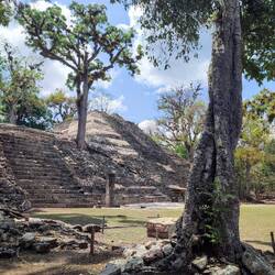 Plaza occidental y Templo 16, Parque arqueológico