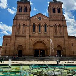 Catedral Metropolitana de Medellín – der grösste Lehmziegelbau der Welt 🌍