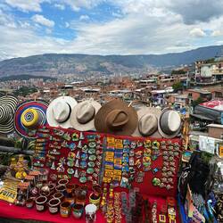 Jeder Millimeter wird genutzt – überall wird irgendwas verkauft! 🛍️