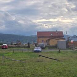 Die Bar Zloty Widok mit Zeltwiese davor. Im Hintergrund das Riesengebirge