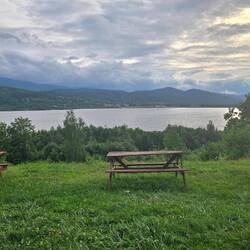 Der Stausee vor der Wiese dient der Trinkwasserversorgung der nächsten Stadt