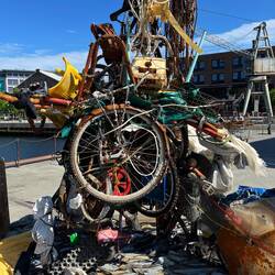 Müll aus dem Meer zu einem "Kunstwerk" zusammengebastelt, um Aufmerksamkeit zu erregen