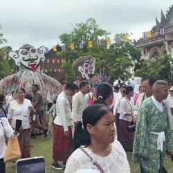 The parade circling Wat Phon Chai.