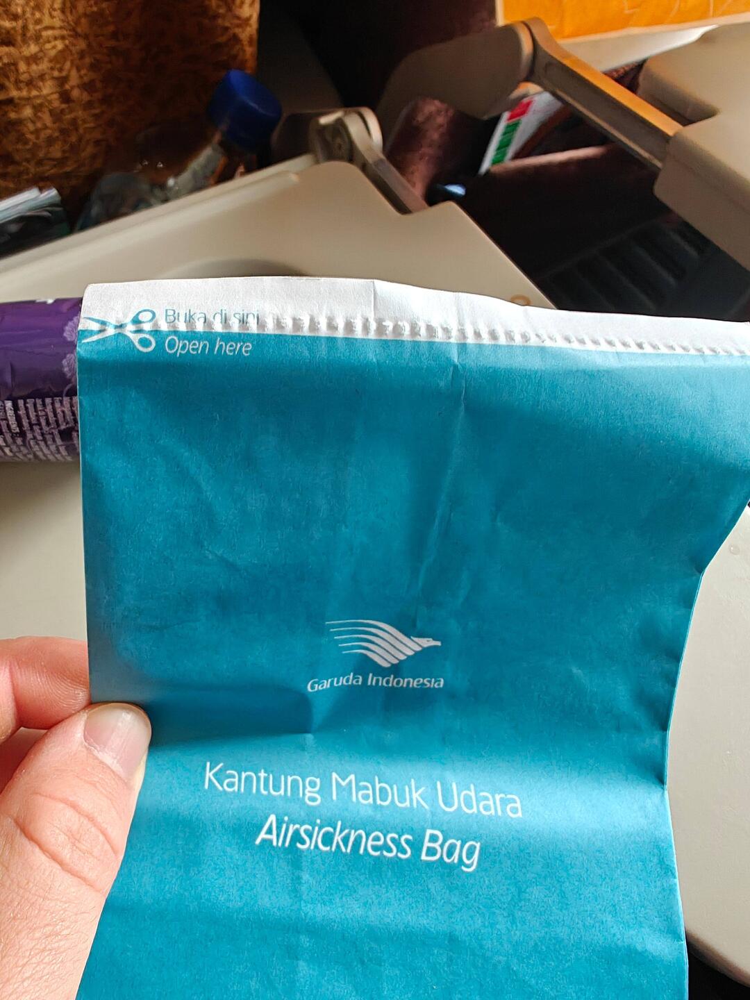 Bitte mit der Schere aufschneiden, welche wir dir abgenommen haben vor dem Flug