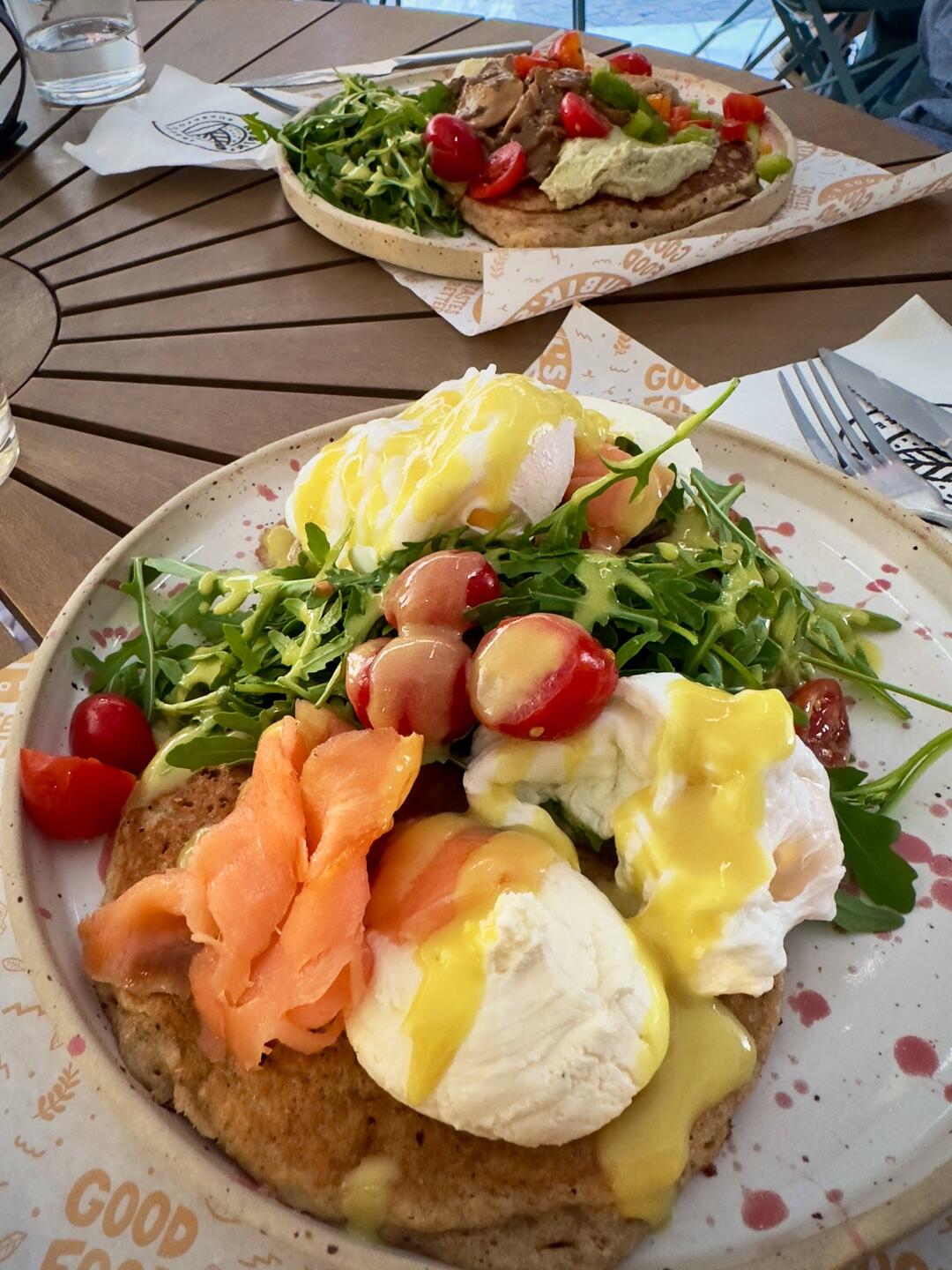 Frühstück: Pancakes mit pochiertem Ei und Lachs, bzw. Jackfruit und Champignons