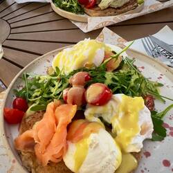 Frühstück: Pancakes mit pochiertem Ei und Lachs, bzw. Jackfruit und Champignons