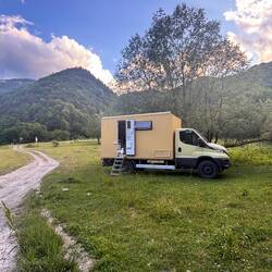 es geht auf, zu den Swantiern, dieses Volk hat vor 15 Jahren noch Krieg mit der Regierung gehabt