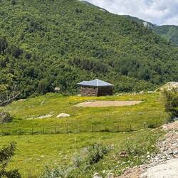 Das typische georgische Haus quadratischer Grundriss, Natursteine, gemauert und Blechdach