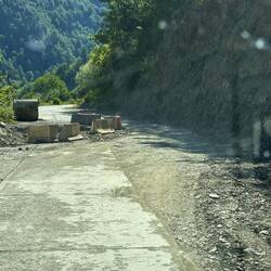 Die Strasse wird immer beschädigt durch Lawinen und Steinschläge, deshalb die vielen Baustellen, ein