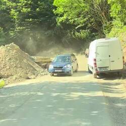 Die Strasse wird immer wieder durch Lawinen und Steinschläge beschädigt. Sehr viele Baustellen