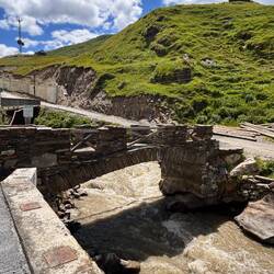 Die Brücke wurde gebaut, bevor es Fahrzeuge gab. (zumindest hier oben).