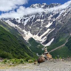 Die höchsten Berge sind 5600 m, auf der anderen Seite ist Russland