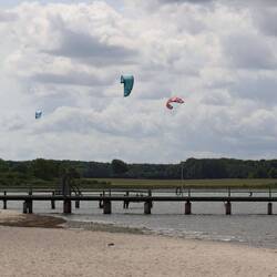 Viele Kitesurfer und Windsurfer hier.