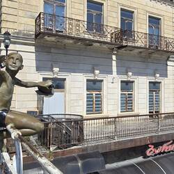 Die Skulptur erinnert an die Kindheit in Kutaisi und lädt Besucher zum Innehalten und Träumen ein.