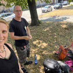 Und in Dresden... wartet Gruppe 2 auf den Bus