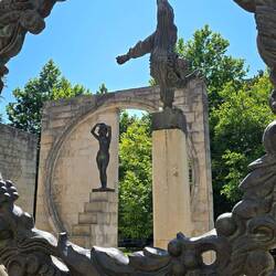 Das Denkmal feiert die Arbeiter und die industrielle Bedeutung von Kutaisi