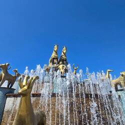30 goldene Skulpturen zeigen Artefakte des alten Kolchis – bekannt aus der Argonautensage.