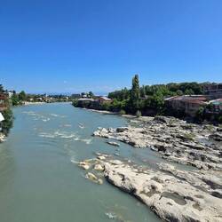 Der Rioni ist Georgiens längster Fluss – er prägt Kutaisi und fließt weiter bis ins Schwarze Meer.