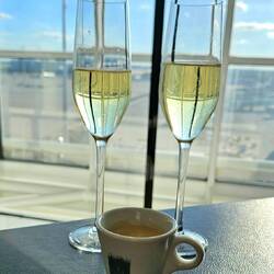 Wir überbrücken das Warten, so gut es geht. Happy Birthday Aschi🥂