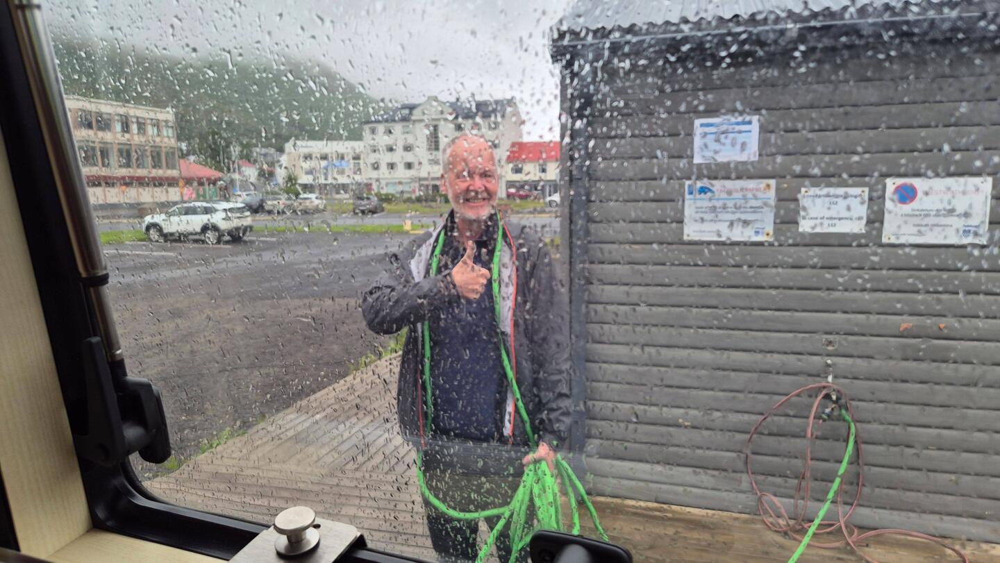 Frischwasser tanken geht auch bei Regen 😃