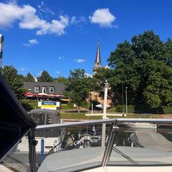 Marina Mittelmosel mit Blick auf die Brasserie und die kath. Kirche