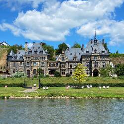 Weingut und Hotel Schloss Lieser am Moselufer, stolze Zimmerpreise, gemischte Kritiken