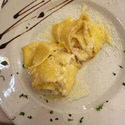 Nido di rondine pecorino e miele ("bird"s nest" lasagna with pecorino cheese and honey). !!