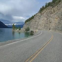 ... und am wunderschönen Muncho Lake entlang.