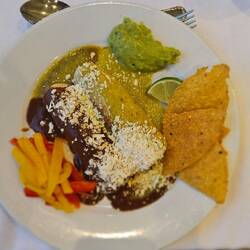Enchiladas sin cebolla (onions).