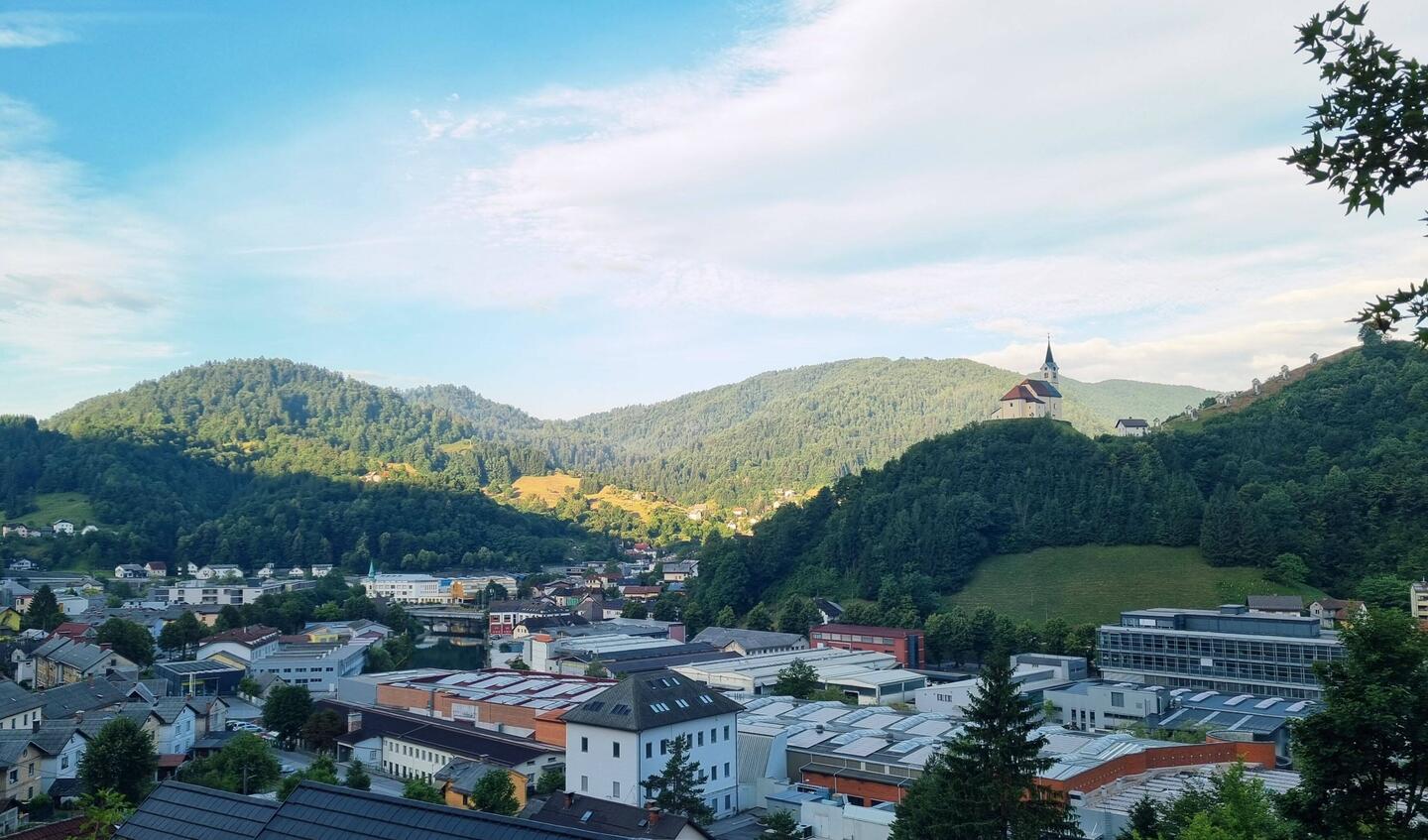 Noch ist es ruhig und kühl im Bergkessel von Idrija.