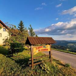 Berghütte im Abendlicht. Es gab Gulasch mit Brot zum Znacht.