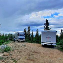 Stellplatz mit 2 schweizer Campern in Alaska
