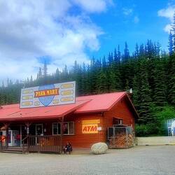 Souveniershop aufgereit und dazwischen Hotels und Campingplatz.