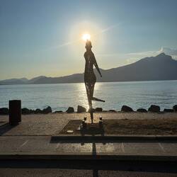 Skulptur bei Sonnenuntergang in Torri