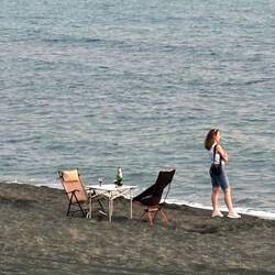 Auf wen wartet sie da?