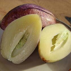 Pepino (Melonenbirne) 🍈🍐 – schmeckt nach nichts 🤷🏼‍♀️, laut Verkäuferin am besten mit Limette & Salz 🍋‍🟩🧂