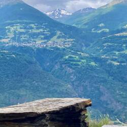 Bank und Tisch mit Aussicht zum Schwarzhorn