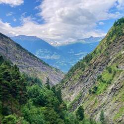 Der Weg kommt von links in die Schlucht und geht rechts wieder raus