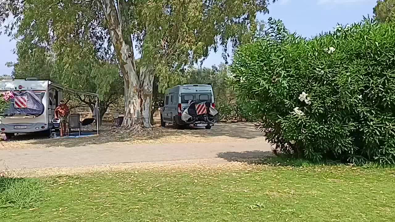 Wagen noch nicht ausgepackt und wohnfest gemacht aber schon in der Strandbar sitzen