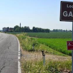 Plots kruisen we dit gehucht, slechts een strook groot. Alles rustig hier. Het kan.