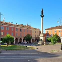 Het stemmige plein voor de Duomo. De kerk zelf staat helemaal in de stellingen.