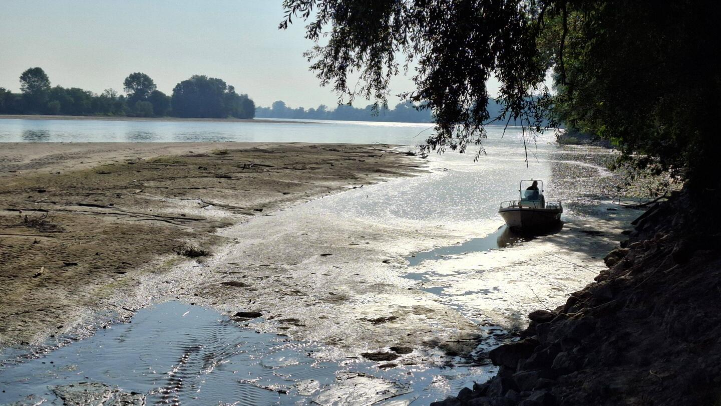 Doorheen de modder vaart de man terug achteruit. Zwaaien maar, held!