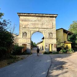 Eerst nog dit piepklein dorp met prachtige stadspoort achterlaten