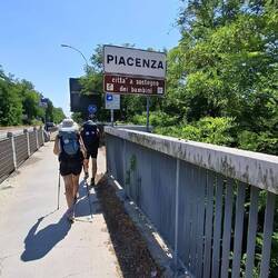 We zijn eindelijk bij de stad aangekomen . Het is half twaalf en het is weer 33 graden.