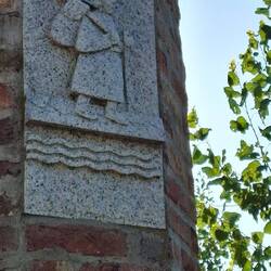 Ook het pelgrimmannetje moet door het water