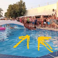Siegerin im 💦Bauchfleck-Bewerb, also "Miss 💦Bauchfleck" gewissermaßen, eingefroren im 💦Siegesflug