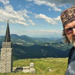 Gipfel Porezen mit Denkmal für die Opfer des slowenischen Befreiungskriegs im 2. WK!