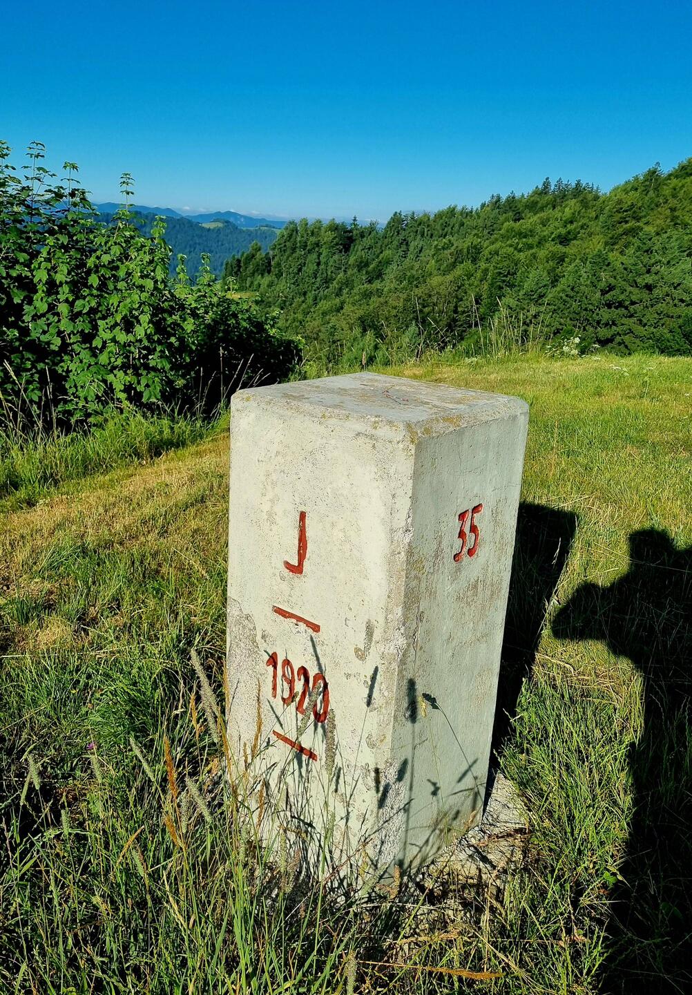 Rapallo-Grenzstein. Das J steht für Jugoslawien. Auf der anderen Seite steht ein I!