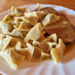 Žlikrofi mit Braten. Typisch aus dieser Region!