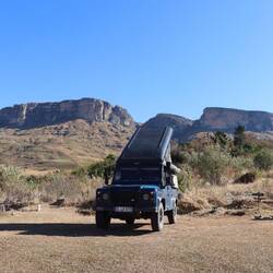 Es gibt eine tolle Campsite direkt am Fuß der Berge